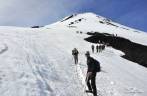 O Haroldo e o resto do grupo enfrentando as encostas nevadas do vulcão Villarrica, região de Pucón, no sul do Chile